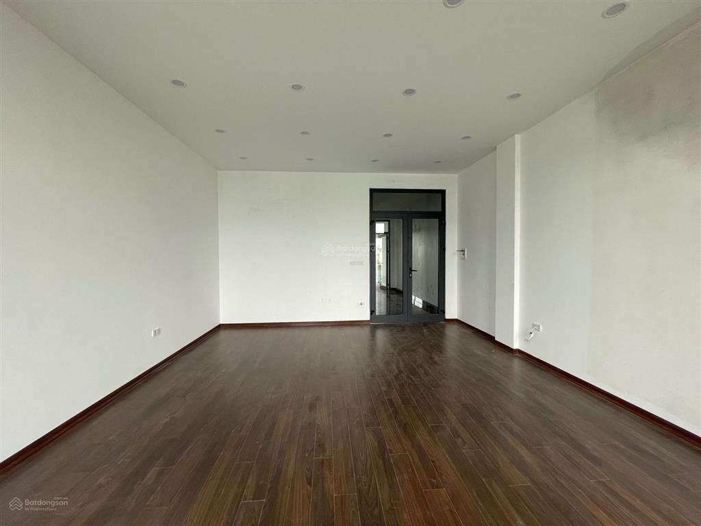 Cho thuê biệt thự 500m2 sàn, 5 tầng thông sàn làm vp, thang máy mặt đường đại lộ 52m chỉ 50tr/tháng