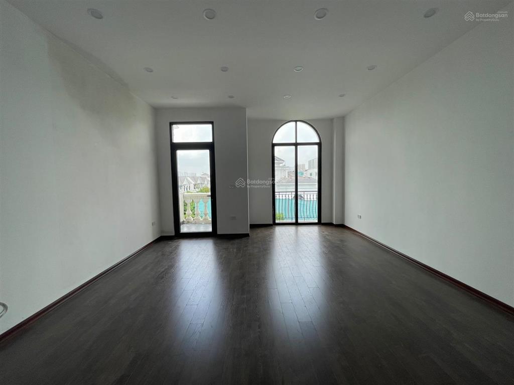 Cho thuê biệt thự 500m2 sàn, 5 tầng thông sàn làm vp, thang máy mặt đường đại lộ 52m chỉ 50tr/tháng