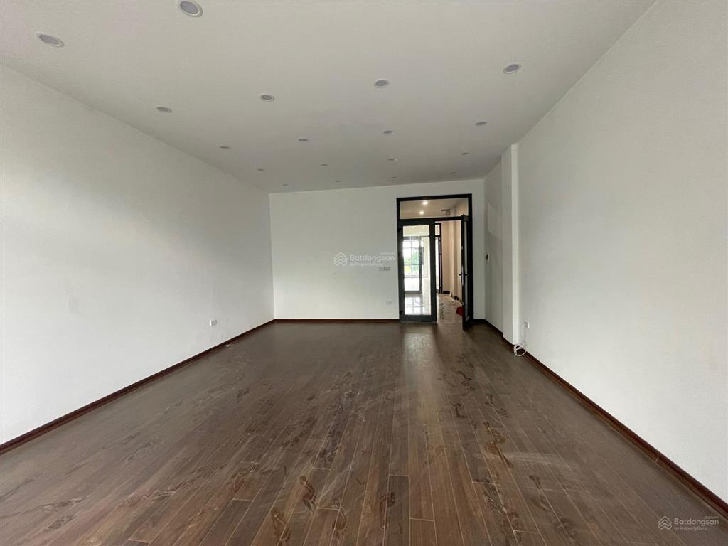 Cho thuê biệt thự 500m2 sàn, 5 tầng thông sàn làm vp, thang máy mặt đường đại lộ 52m chỉ 50tr/tháng