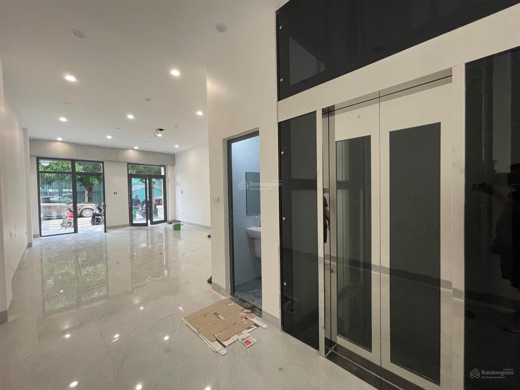 Cho thuê biệt thự 500m2 sàn, 5 tầng thông sàn làm vp, thang máy mặt đường đại lộ 52m chỉ 50tr/tháng