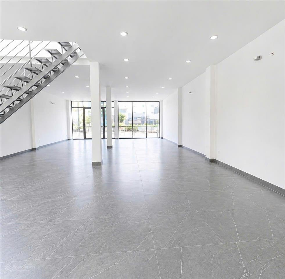 Cần cho thuê nhà mt 687b lạc long quân p.10 q. tân bình