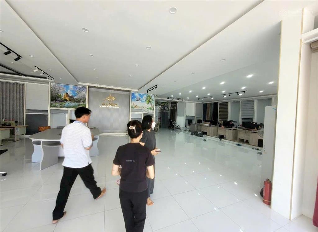 Cần cho thuê nhà góc 2mt ngang 10m 553b lũy bán bích p.phú thạnh q.tân phú