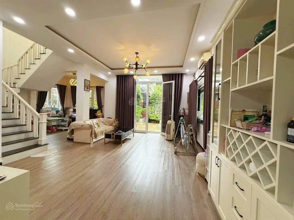 Biệt thự 344m2 trục chính hẻm 182 trần hưng đạo lộ 6m cách mặt tiền 50m hướng đông nam  18,5 tỷ