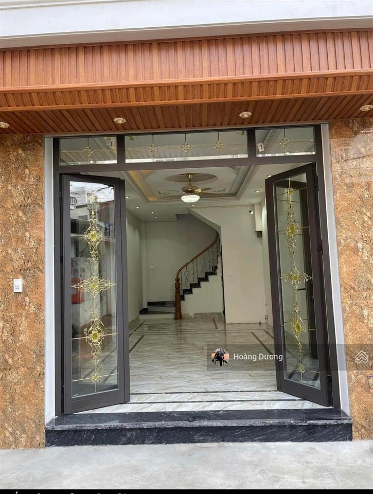 Chỉ hơn 4 tỷ  nhà 5 tầng. ngõ thông thoáng. oto qua cửa. full nội thất. ngay gần đh phenika