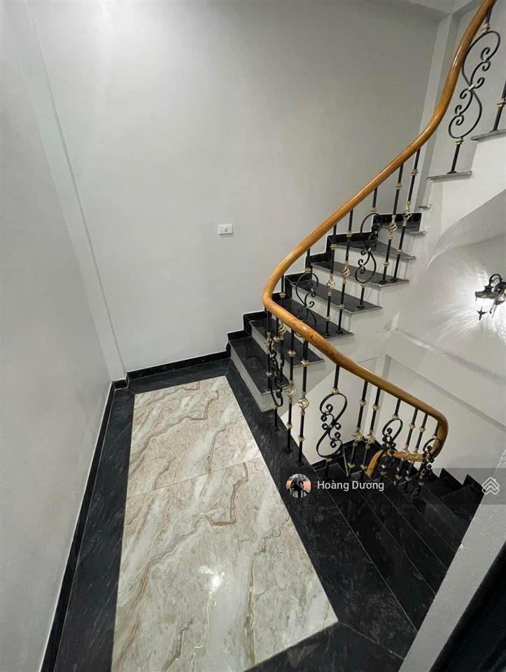 Chỉ hơn 4 tỷ  nhà 5 tầng. ngõ thông thoáng. oto qua cửa. full nội thất. ngay gần đh phenika
