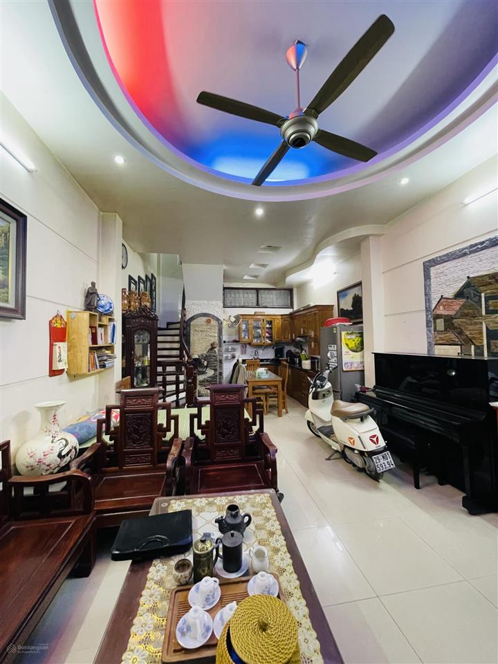 Nhà đẹp phố chùa láng 5 tầng 40m mỗi tâng 2 pn cách ô tô tránh 10m,ổ định qh.