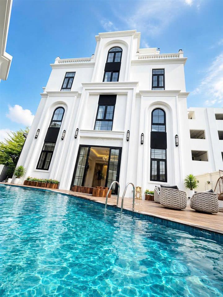 Pool villa  đối diện công viên  dt 240m2
