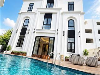 Pool villa  đối diện công viên  dt 240m2