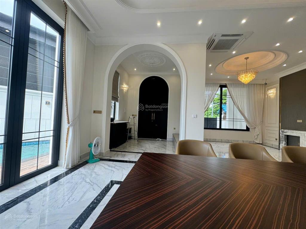 Pool villa  đối diện công viên  dt 240m2
