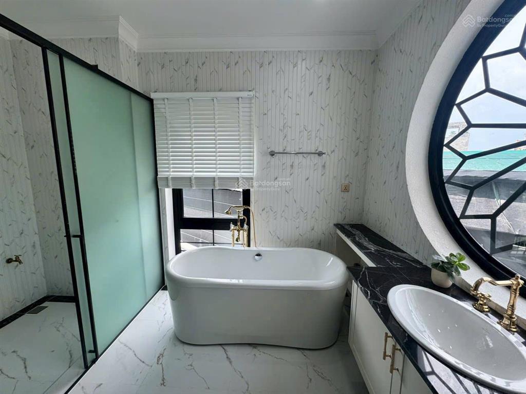 Pool villa  đối diện công viên  dt 240m2