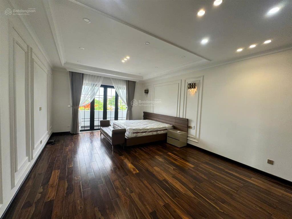 Pool villa  đối diện công viên  dt 240m2