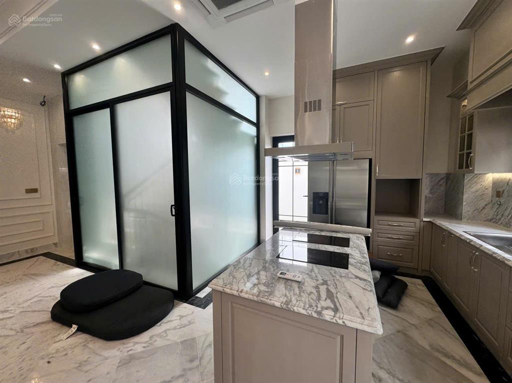 Pool villa  đối diện công viên  dt 240m2