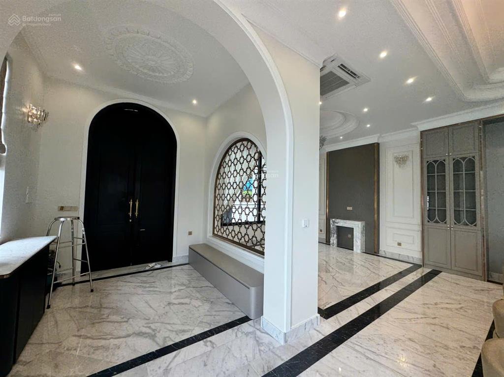 Pool villa  đối diện công viên  dt 240m2