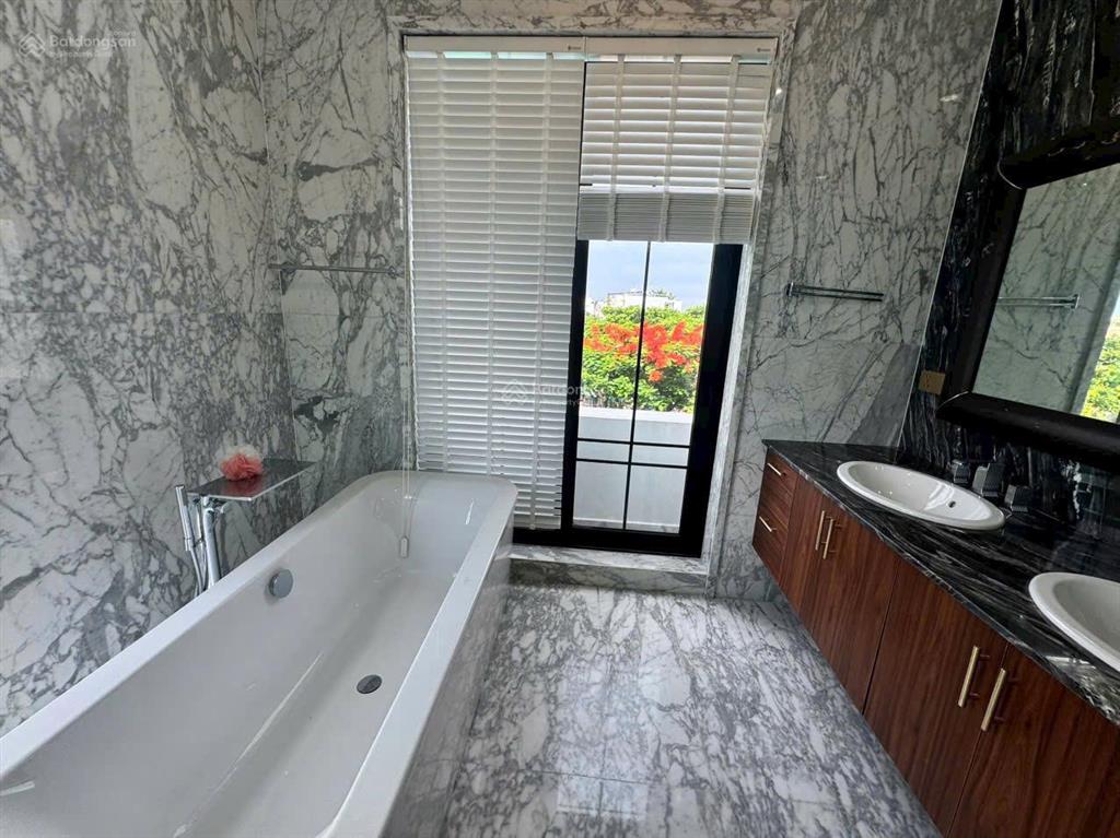 Pool villa  đối diện công viên  dt 240m2