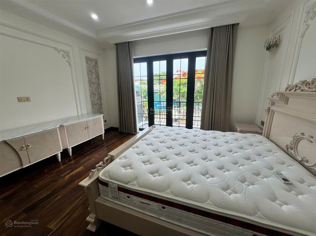 Pool villa  đối diện công viên  dt 240m2