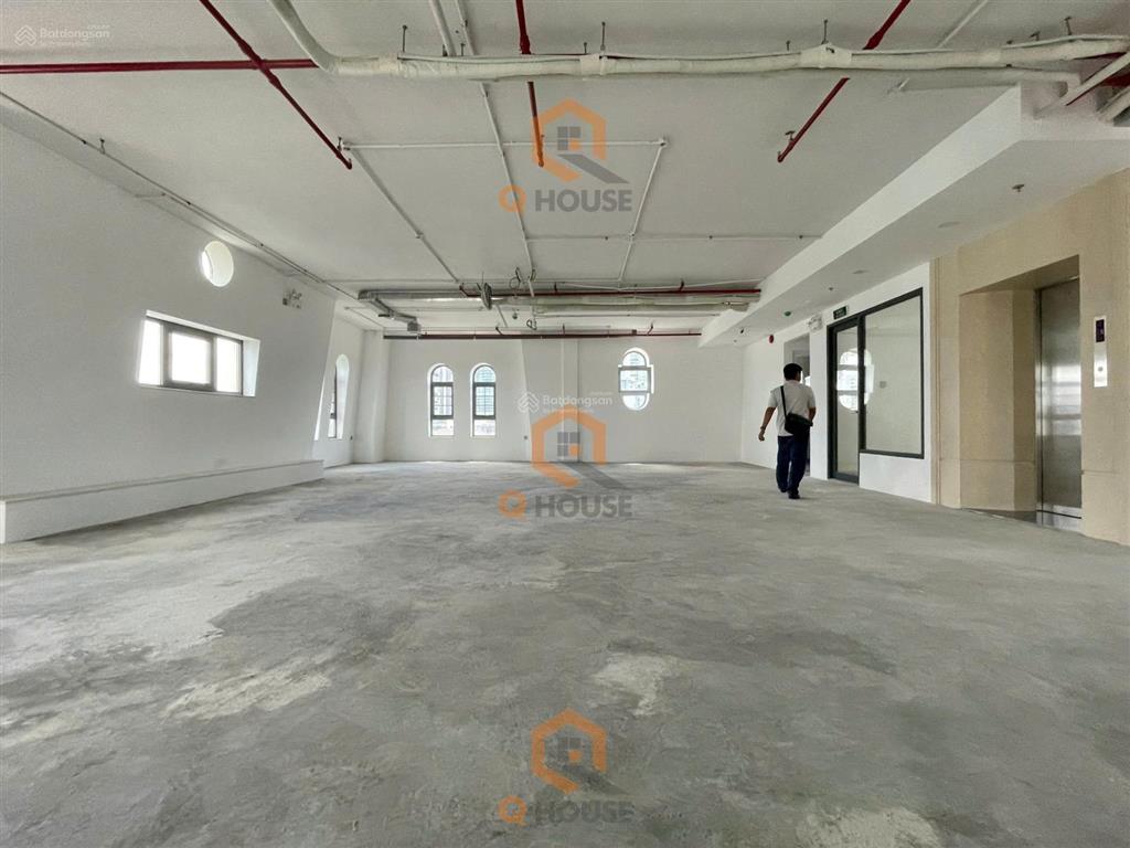 Cho thuê tòa nhà văn phòng gần nguyễn văn kỉnh 16m*20m, hầm 6 tầng suốt, thang máy, 280 triệu/th