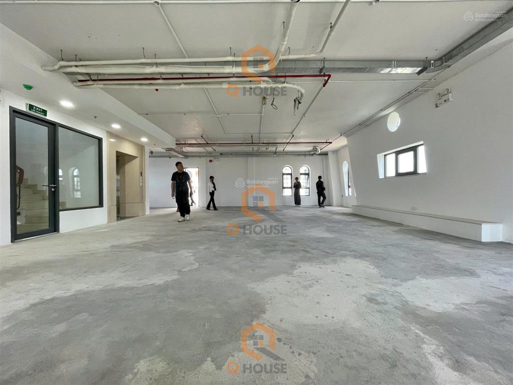 Cho thuê tòa nhà văn phòng gần nguyễn văn kỉnh 16m*20m, hầm 6 tầng suốt, thang máy, 280 triệu/th