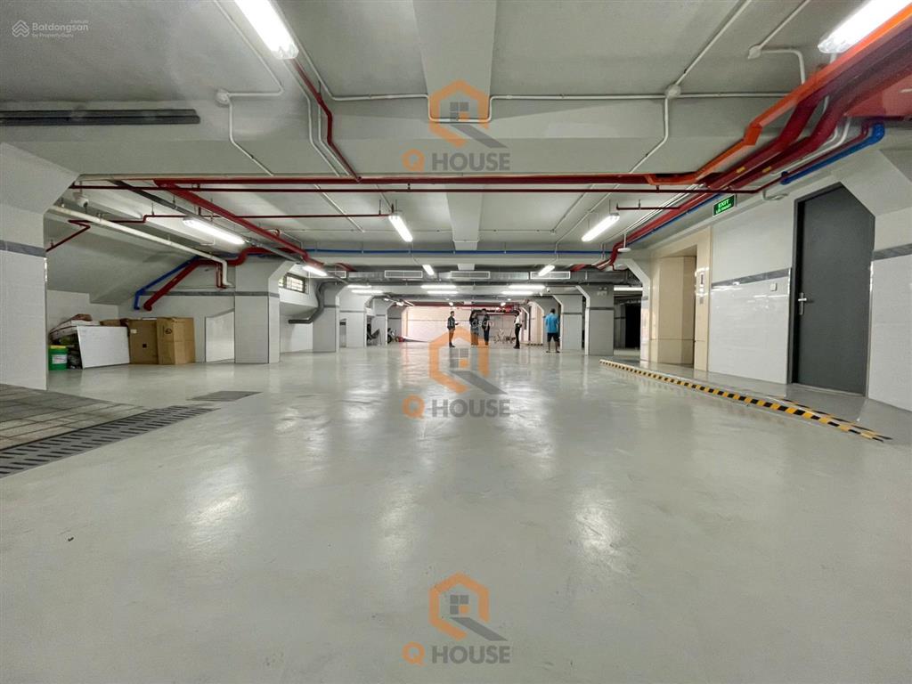 Cho thuê tòa nhà văn phòng gần nguyễn văn kỉnh 16m*20m, hầm 6 tầng suốt, thang máy, 280 triệu/th
