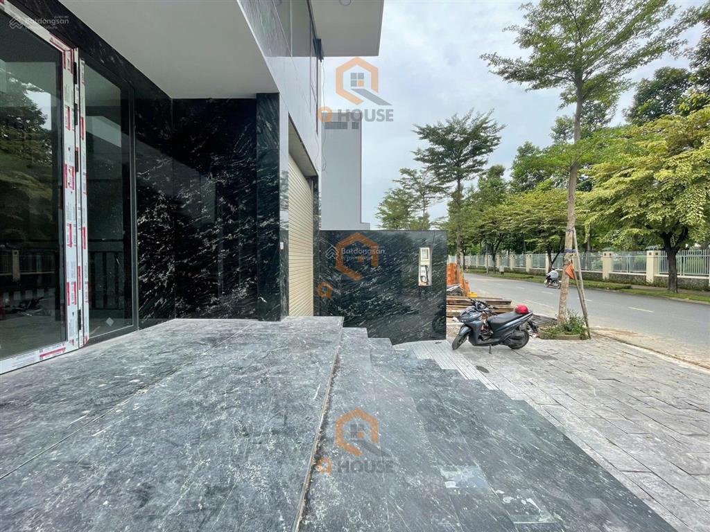 Tòa nhà "mới" 1000m2 ngay trương văn bang thạnh mỹ lợi, hầm 7 tầng suốt thang máy, 160 triệu/tháng