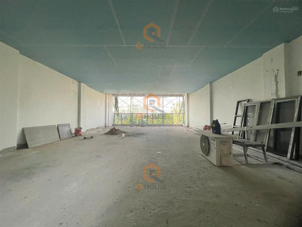Tòa nhà văn phòng lương đình của 7m*20m hầm 4 tầng suốt thang máy, chỉ 91 triệu/tháng