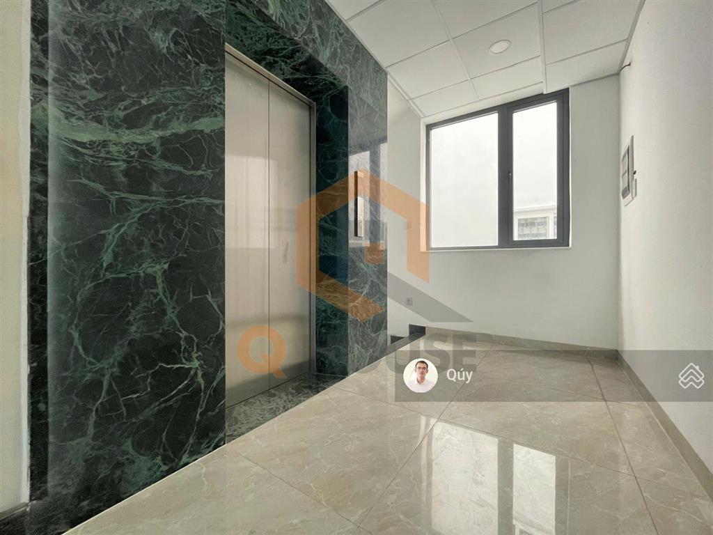 Văn phòng "căn góc" đường lớn gần trần não với 230m2 sàn sử dụng, thang máy, 60 triệu/tháng