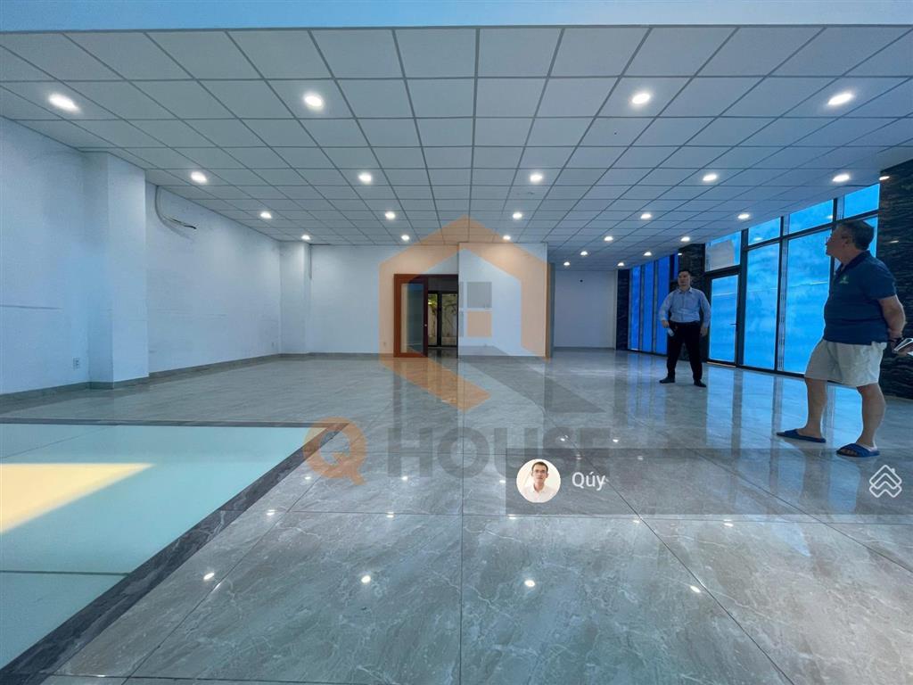 Văn phòng "căn góc" đường lớn gần trần não với 230m2 sàn sử dụng, thang máy, 60 triệu/tháng