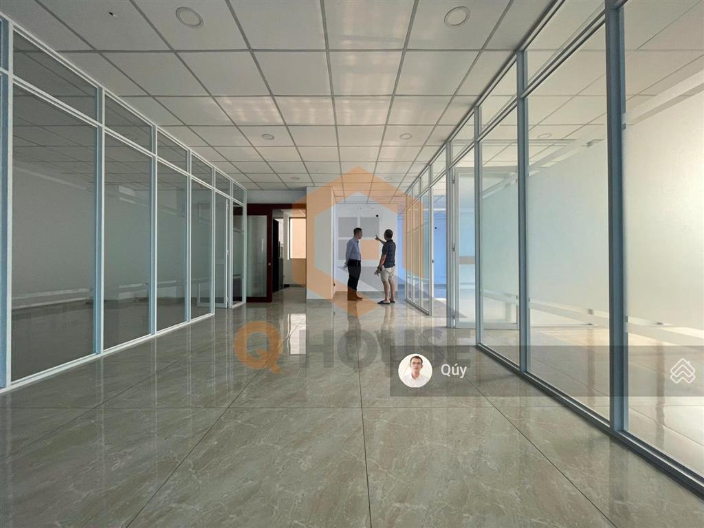 Văn phòng "căn góc" đường lớn gần trần não với 230m2 sàn sử dụng, thang máy, 60 triệu/tháng