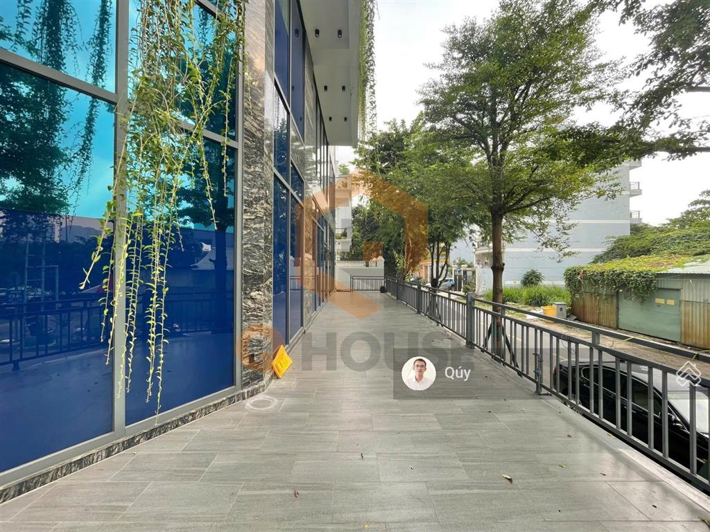 Văn phòng "căn góc" đường lớn gần trần não với 230m2 sàn sử dụng, thang máy, 60 triệu/tháng