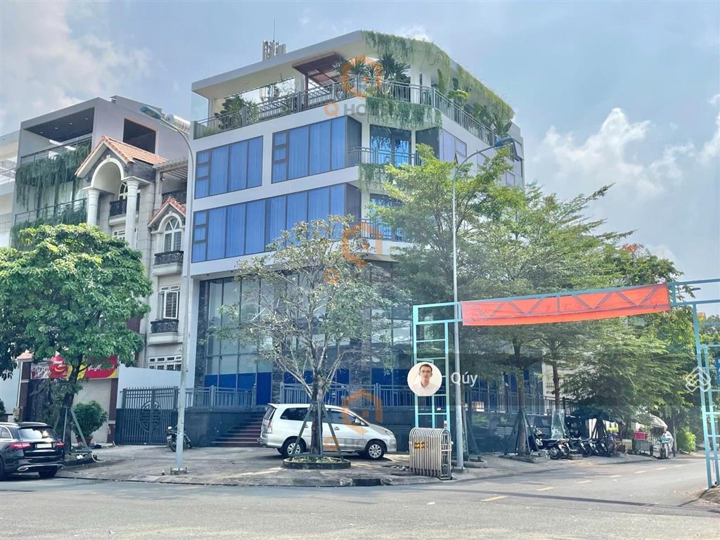 Văn phòng "căn góc" đường lớn gần trần não với 230m2 sàn sử dụng, thang máy, 60 triệu/tháng