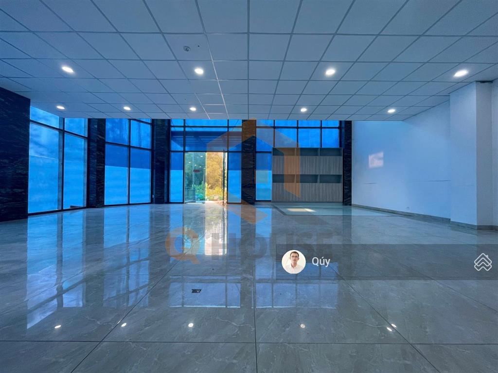 Văn phòng "căn góc" đường lớn gần trần não với 230m2 sàn sử dụng, thang máy, 60 triệu/tháng