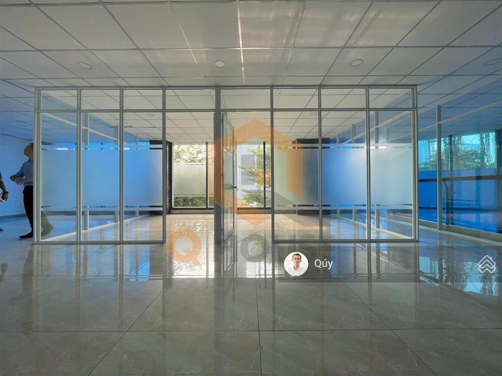 Văn phòng "căn góc" đường lớn gần trần não với 230m2 sàn sử dụng, thang máy, 60 triệu/tháng