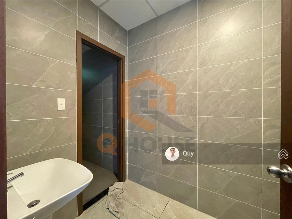 Văn phòng "căn góc" đường lớn gần trần não với 230m2 sàn sử dụng, thang máy, 60 triệu/tháng