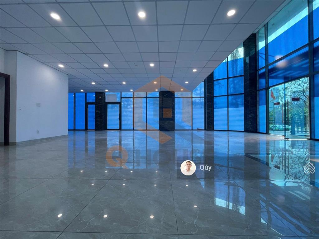 Văn phòng "căn góc" đường lớn gần trần não với 230m2 sàn sử dụng, thang máy, 60 triệu/tháng
