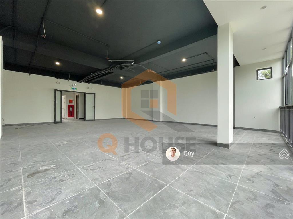 Tòa nhà "mới" ngay nguyễn văn kỉnh  tạ hiện 8m*20m, hầm, 4 tầng suốt, thang máy, 85 triệu/tháng