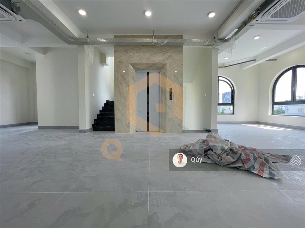 Tòa nhà "mới  căn góc" nguyễn văn kỉnh 10m*20m, hầm, 4 tầng, thang máy, 80 triệu/tháng