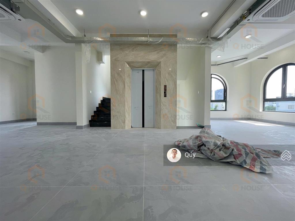 Tòa nhà văn phòng "mới  căn góc" nguyễn văn kỉnh 10m*20m, hầm, 4 tầng, thang máy, 99 triệu/tháng