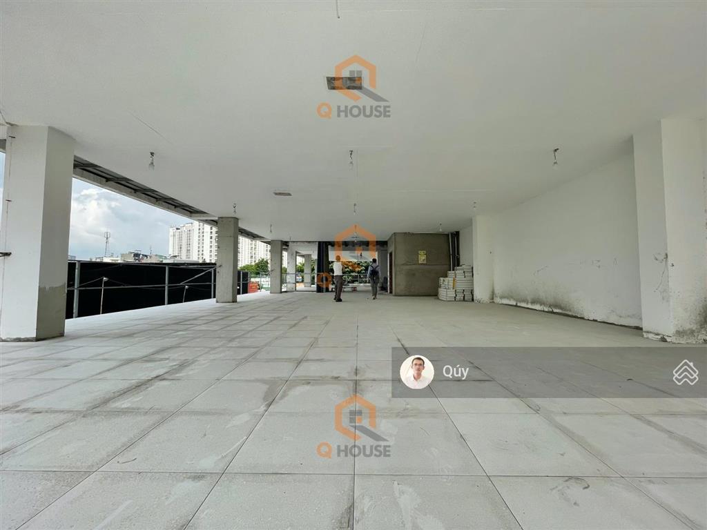 Tòa văn phòng 1000m2 gần trần não, hầm, 5 tầng suốt, thang máy, 200 triệu/tháng