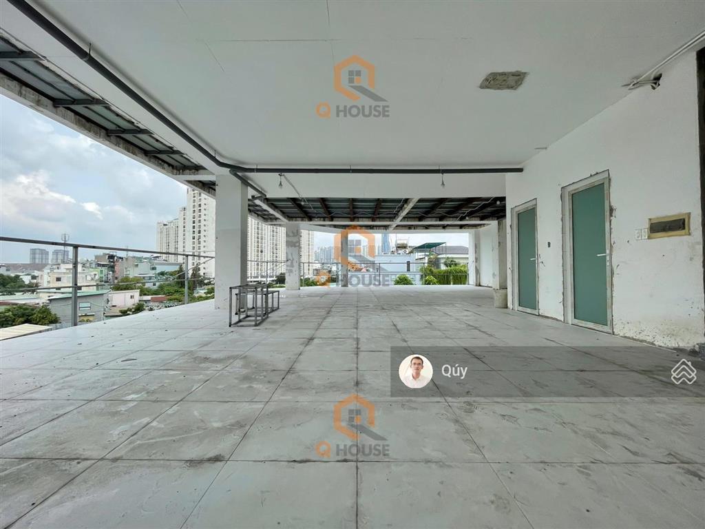 Tòa văn phòng 1000m2 gần trần não, hầm, 5 tầng suốt, thang máy, 200 triệu/tháng