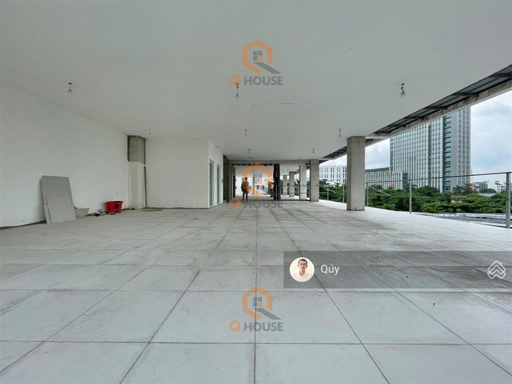 Tòa văn phòng 1000m2 gần trần não, hầm, 5 tầng suốt, thang máy, 200 triệu/tháng