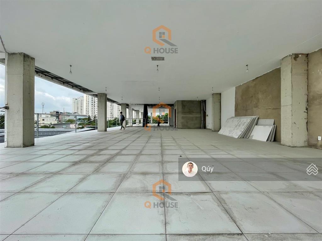Tòa văn phòng 1000m2 gần trần não, hầm, 5 tầng suốt, thang máy, 200 triệu/tháng