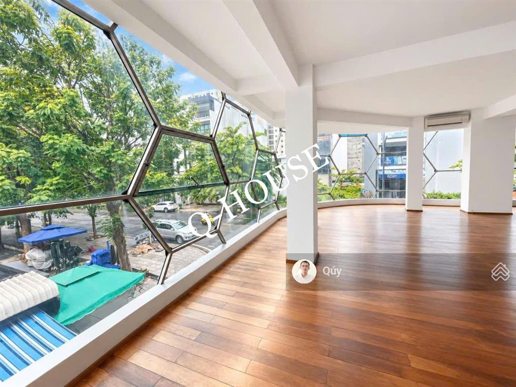 Tòa nhà "căn góc" gần lương đình của 10m*16m, hầm, 5 tầng suốt, thang máy, 170 triệu/tháng