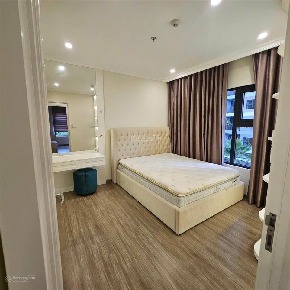 Chủ bán gấp 3pn 81m2  giá chỉ 3.7 tỷ  sổ sẵn, hướng đông nam  vinhomes grand park
