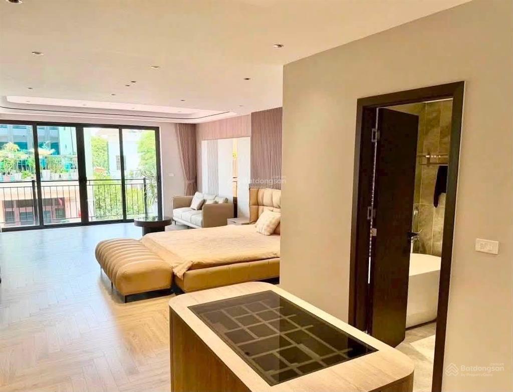 Bán nhà mới thang máy gara ô tô phố trần quốc vượng
