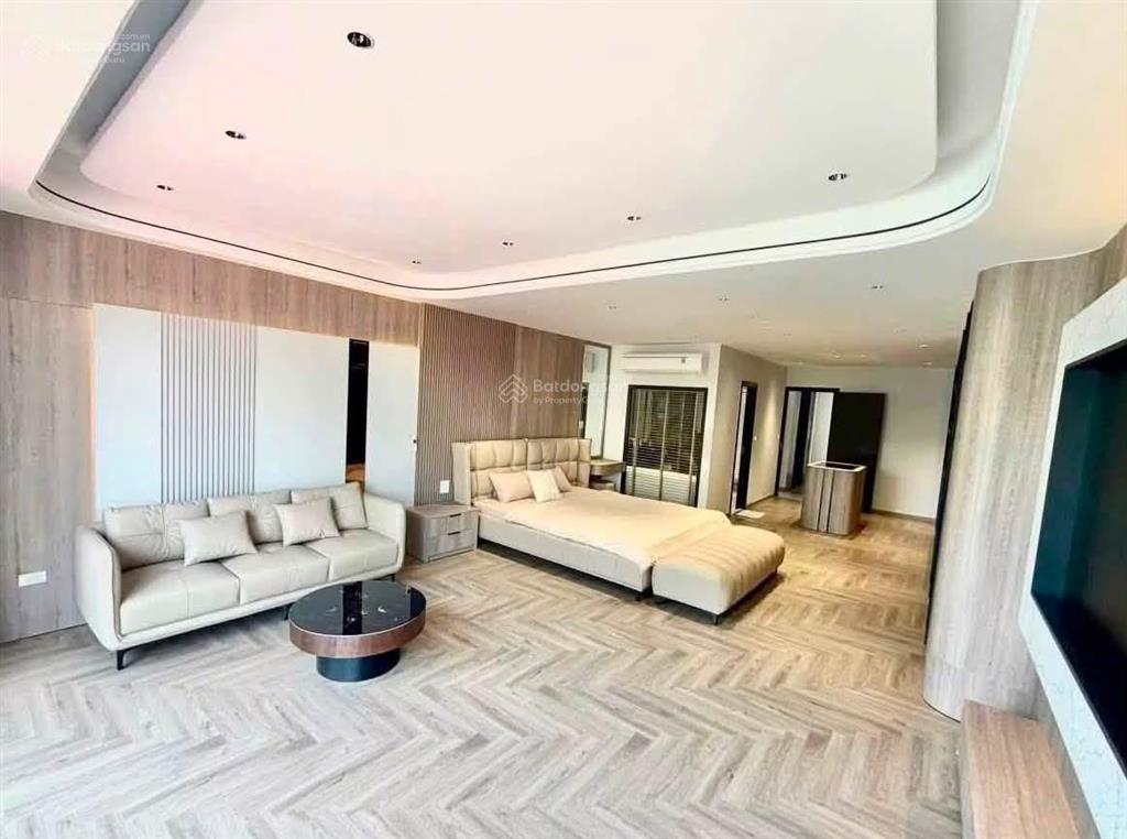 Bán nhà mới thang máy gara ô tô phố trần quốc vượng