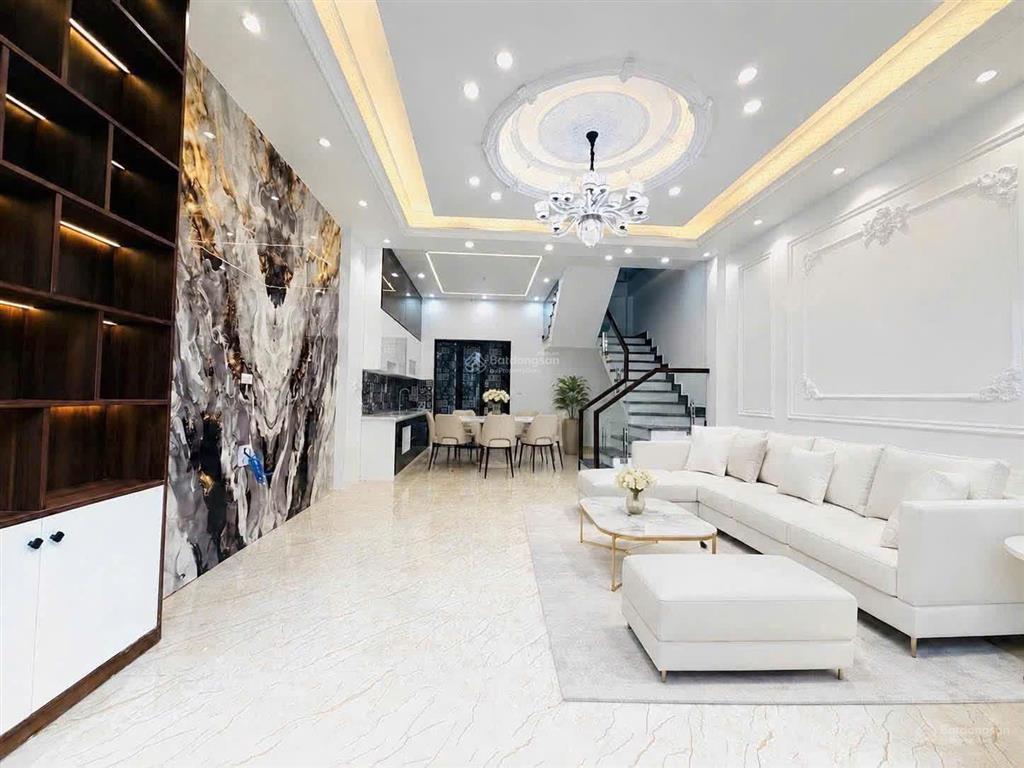 Bán nhà 62m2 đầu ngã 5 đà nẵng 3,5 tầng, 4pn, sân cổng riêng 3,95 tỷ