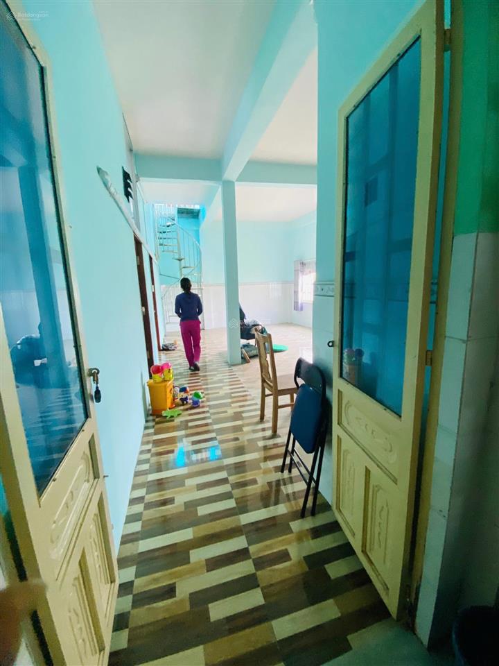 Bán gấp nhà 1 trệt 1 lầu, ngang 4.2m, dt 324m2, mặt tiền đt 824 sát bella villa trần anh xã đức hòa