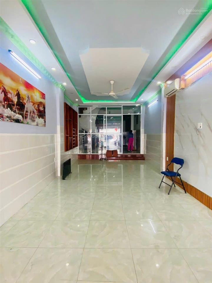 Bán gấp nhà 1 trệt 1 lầu, ngang 4.2m, dt 324m2, mặt tiền đt 824 sát bella villa trần anh xã đức hòa