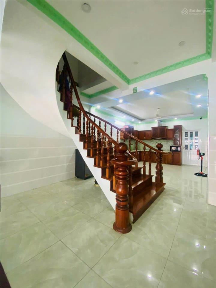 Bán gấp nhà 1 trệt 1 lầu, ngang 4.2m, dt 324m2, mặt tiền đt 824 sát bella villa trần anh xã đức hòa