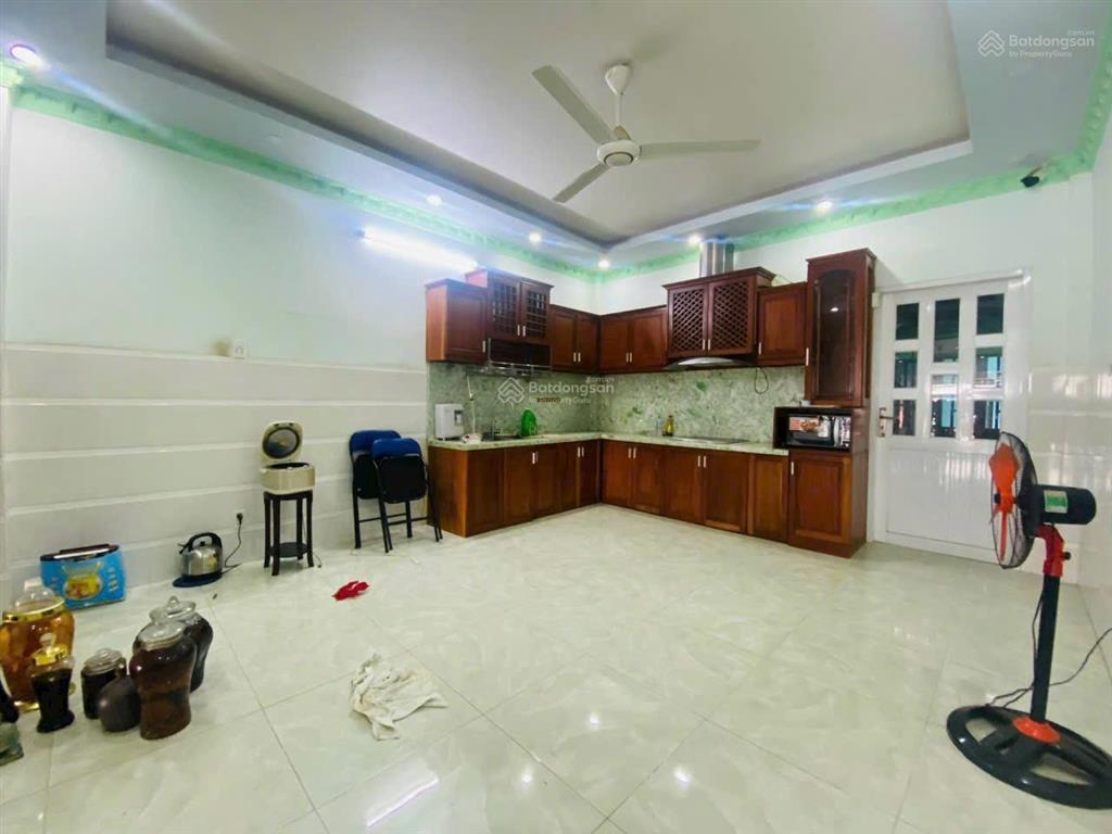 Bán gấp nhà 1 trệt 1 lầu, ngang 4.2m, dt 324m2, mặt tiền đt 824 sát bella villa trần anh xã đức hòa