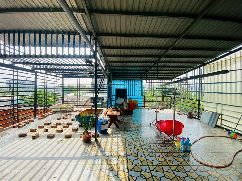 Bán gấp nhà 1 trệt 1 lầu, ngang 4.2m, dt 324m2, mặt tiền đt 824 sát bella villa trần anh xã đức hòa